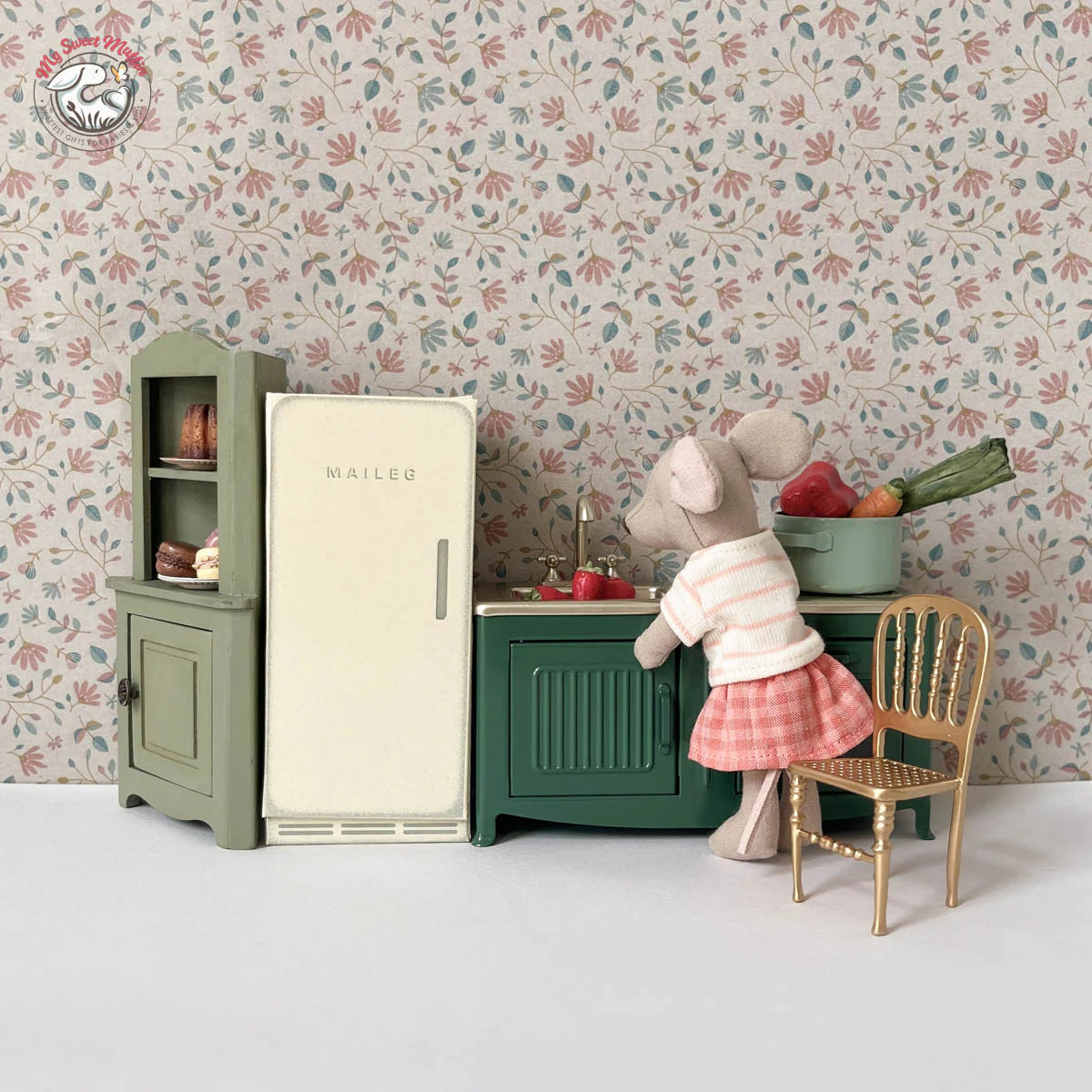 Dollhouse Corner Cabinet, Mouse Size
