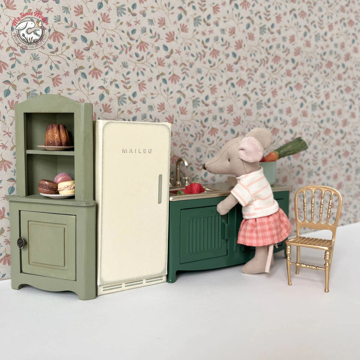 Dollhouse Corner Cabinet, Mouse Size