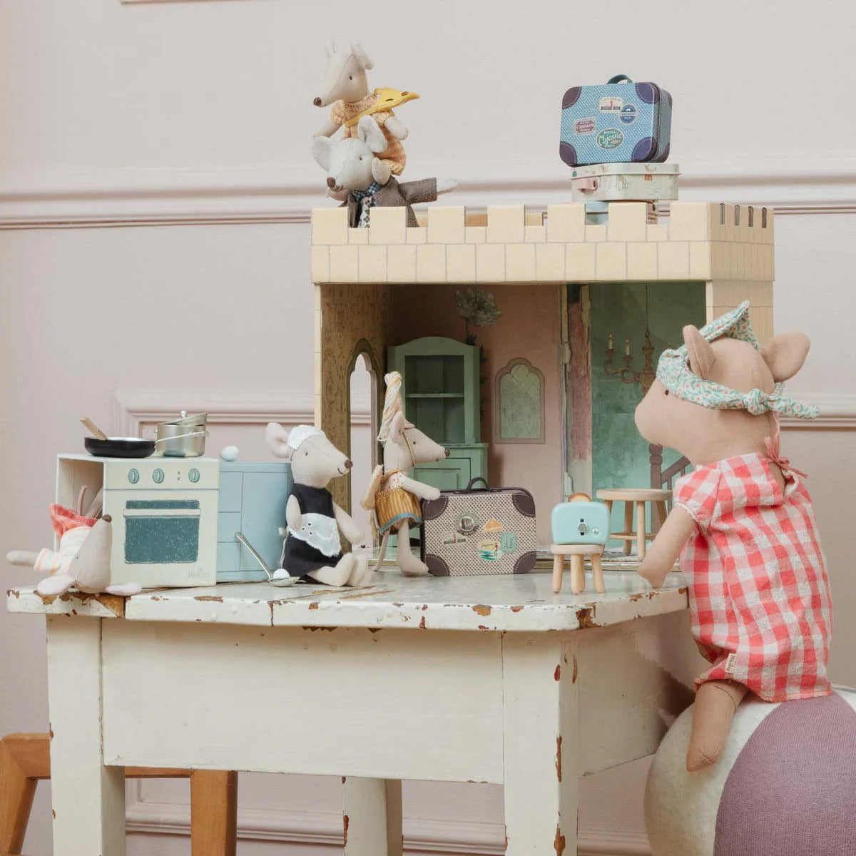 Dollhouse Corner Cabinet, Mouse Size
