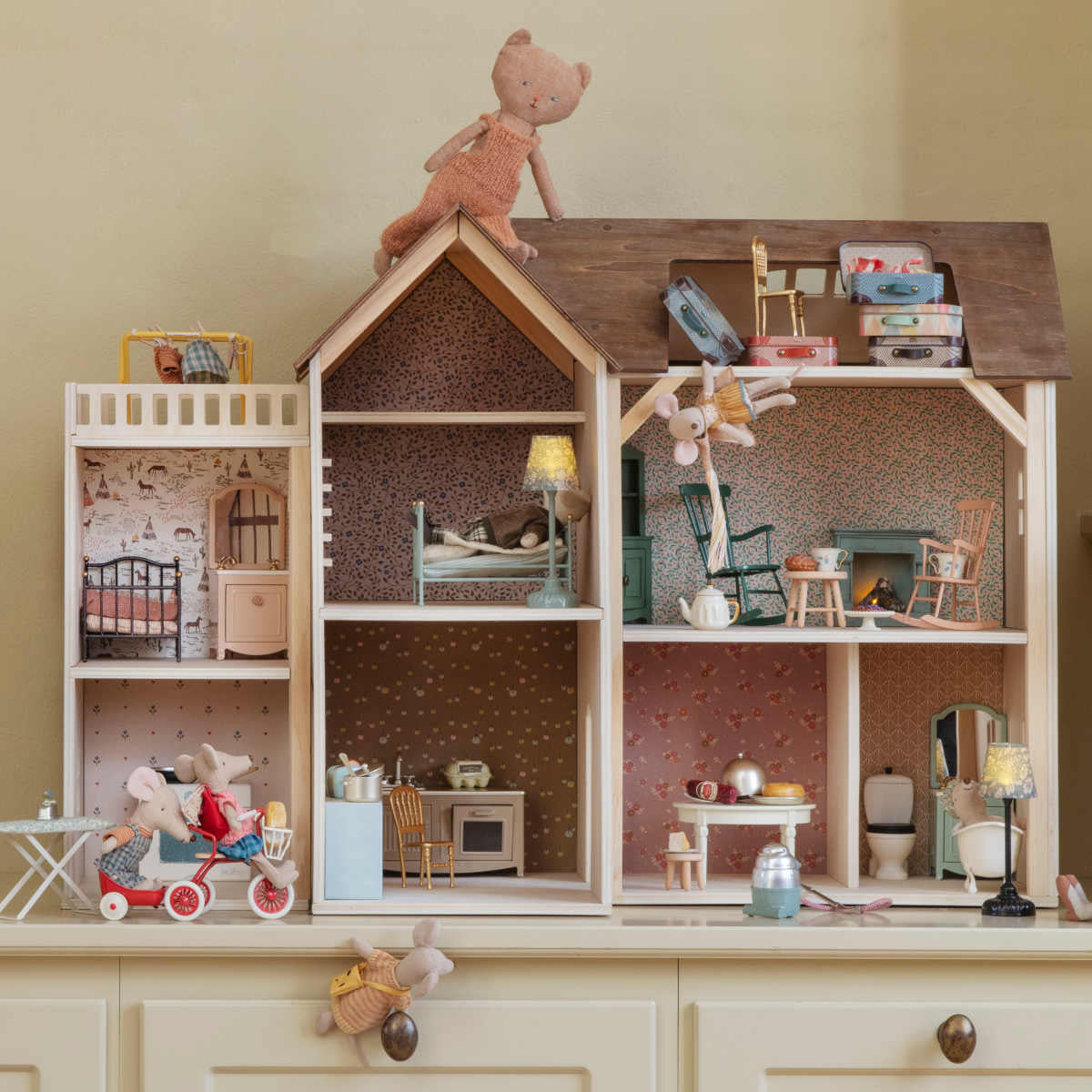 Dollhouse Corner Cabinet, Mouse Size
