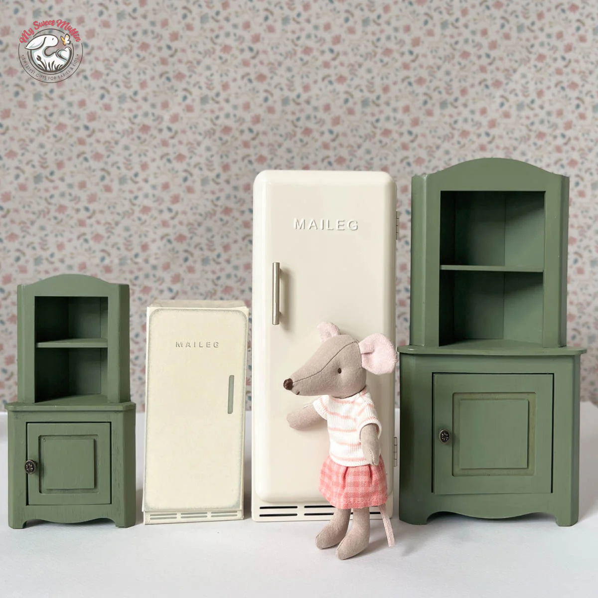 Dollhouse Corner Cabinet, Mouse Size